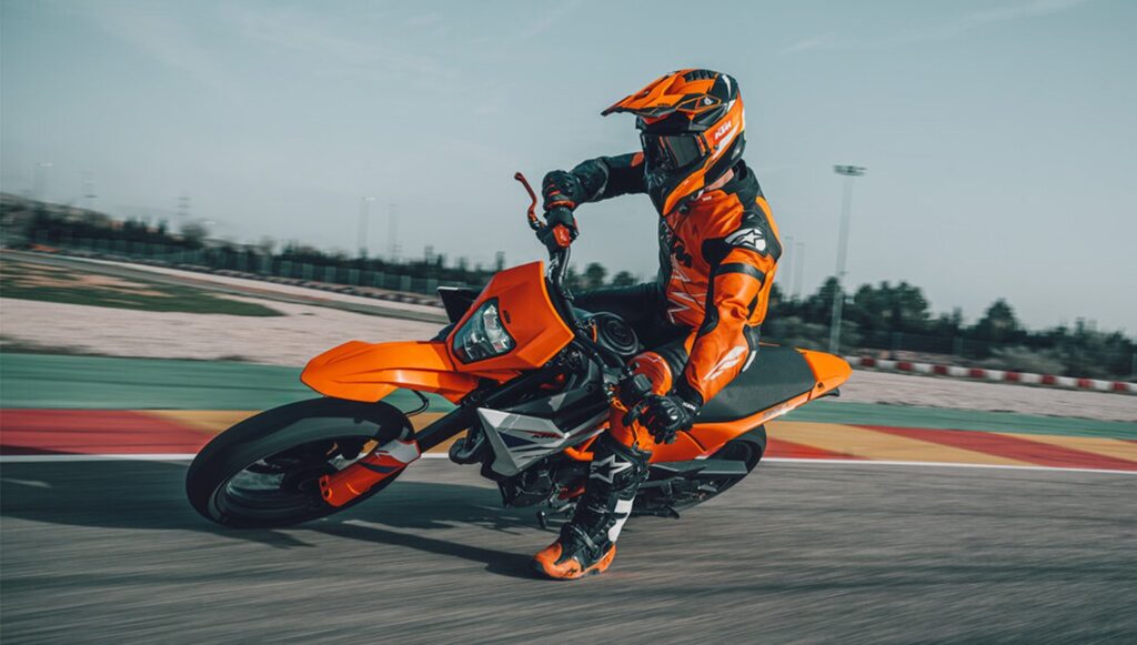 2025 KTM 390 SMC R: (एक सुपरमोटो जो राइडिंग का अंदाज बदल दे)